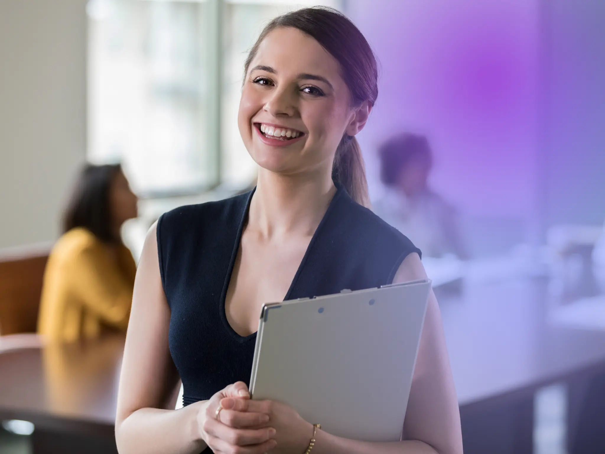 Chargée de projets de formation souriante