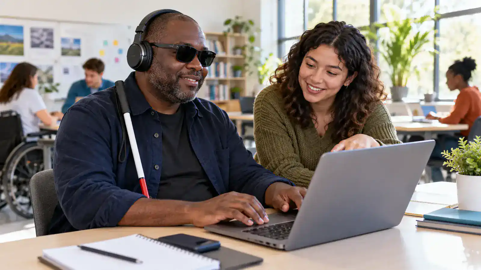 Professionnels travaillant sur auditer la ressource, produire des alternatives, contrôler la compréhension, tester avec les utilisateurs et corriger sans automatiser la conformité dans un environnement lumineux et accessible