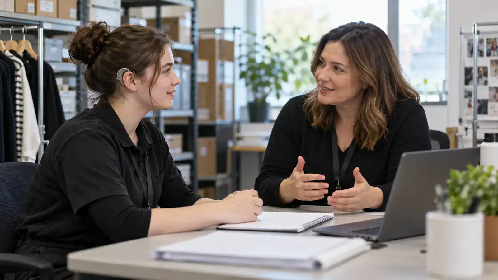 Professionnels travaillant sur recueillir les besoins avec accord, mobiliser le référent handicap, adapter formation et travail, coordonner les financeurs et réévaluer les effets dans un environnement lumineux et accessible